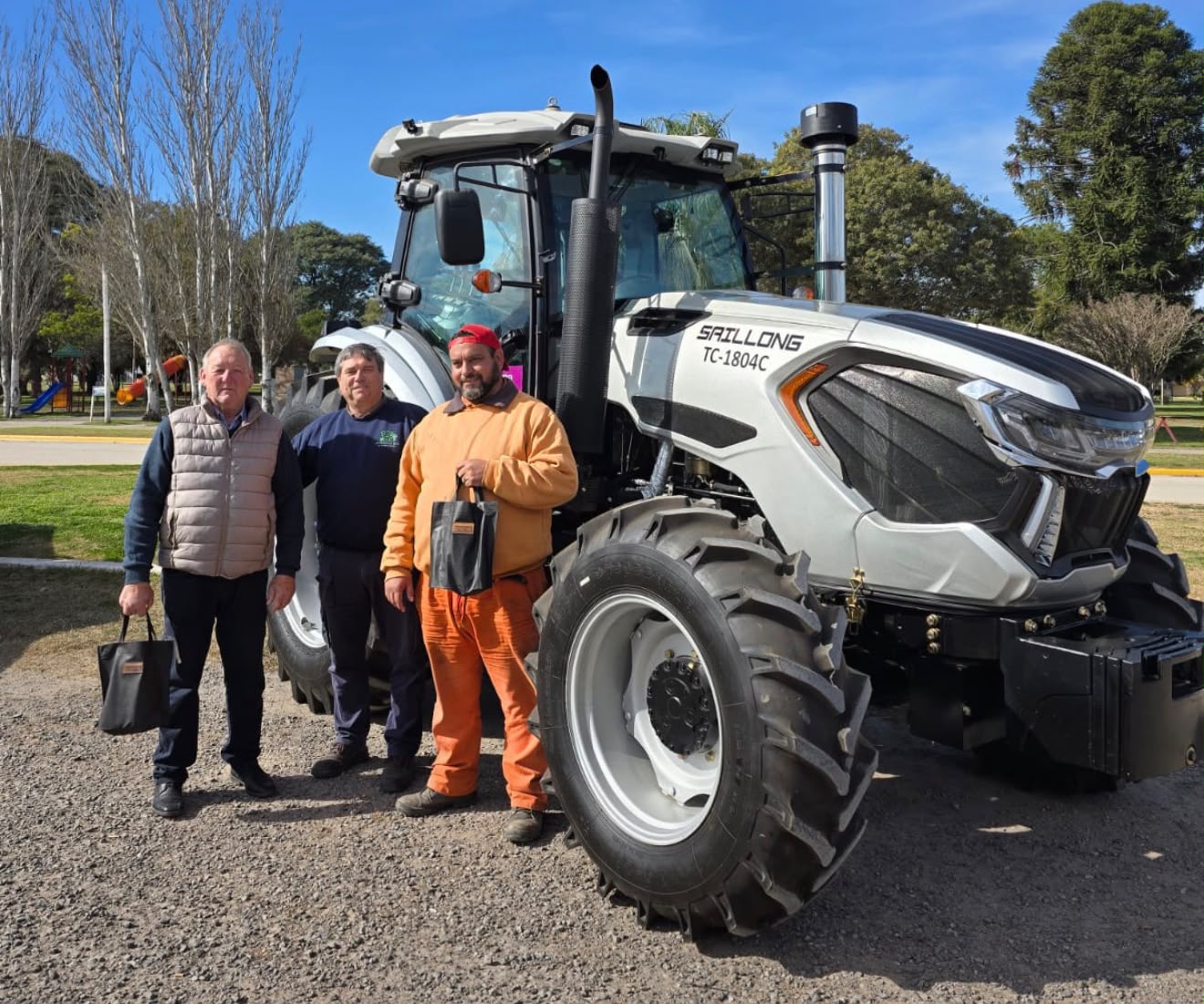 ENTREGA REALIZADA TRACTOR SAILLONG 180 HP a COMUNA DE SUSANA